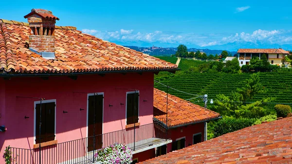 Zicht op de stad Grinzane Cavour, Piemont, Italië — Stockfoto