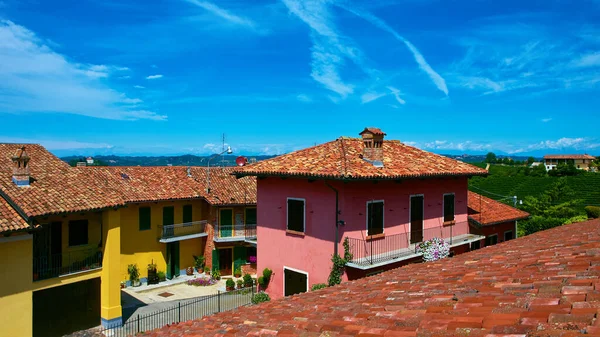 Zicht op de stad Grinzane Cavour, Piemont, Italië — Stockfoto