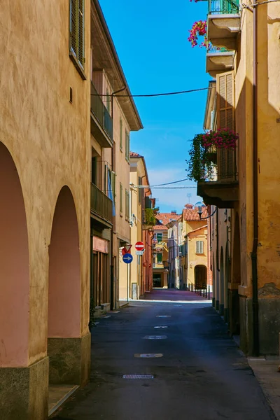 Пустая улица в итальянском городе Фоссано в провинции Кунео, регион Пьемонт, Северная Италия . — стоковое фото