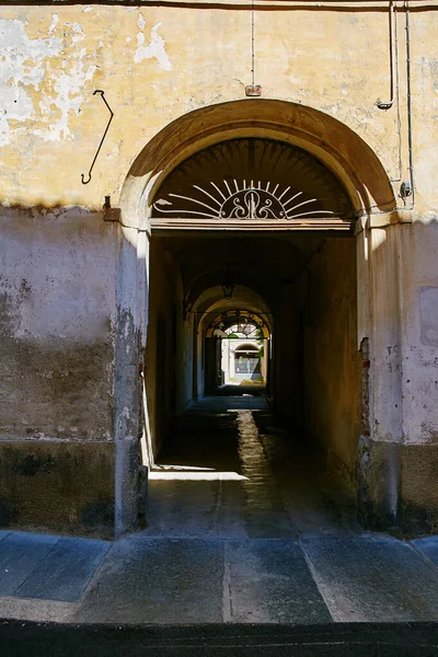 Rue vide dans la ville italienne Fossano dans la province de Cuneo, Région Piémont, Italie du Nord . — Photo