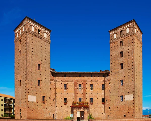 Pohled na nádvoří hradu principy Acaja v Fossano — Stock fotografie