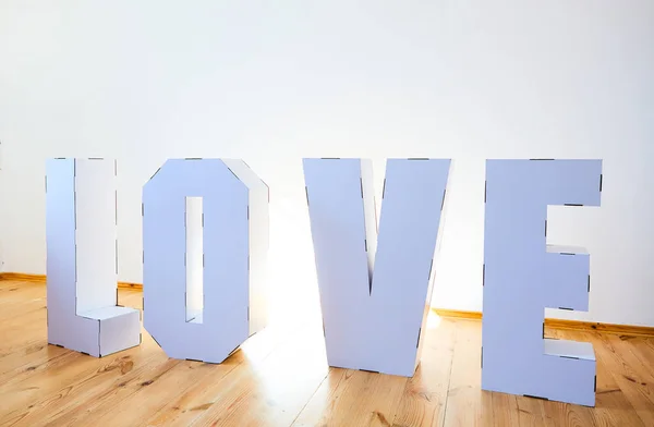 3D Standing Letters formando palabra LOVE de cartón blanco sobre un fondo claro. Concepto de relación . —  Fotos de Stock