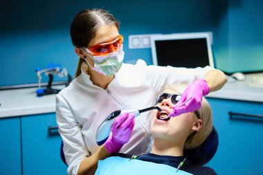 ofiste iş yerinde genç diş hekimi.