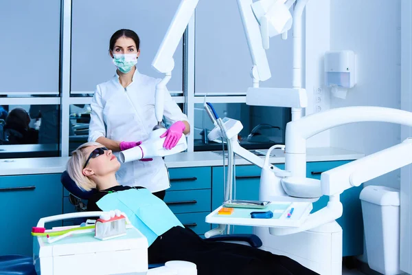 美人患者は歯科医のオフィスで歯科治療を有するします。女性彼女の歯科医を訪問 — ストック写真