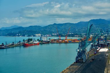 Batumi, Gürcistan - Haziran 09, 2015: Batumi Uluslararası Konteyner Terminali. Georgia, Batumi 'deki kargo limanı. Mavi deniz ve mavi gökyüzü ile kargo limanı, gemiler, trenler vincler, konteynırlar