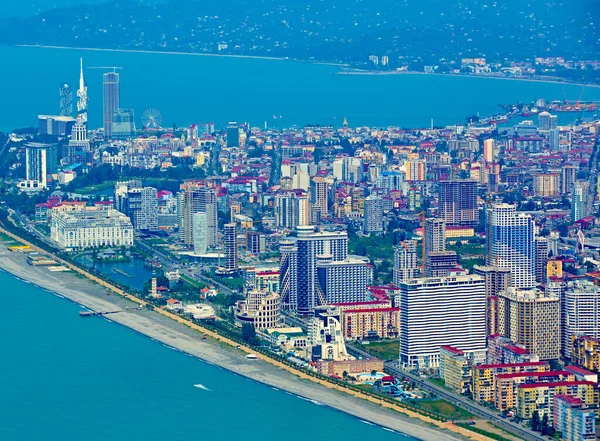 Batumi, Georgien - 09 juni 2015: Flygfoto över kuststaden vid Svarta havets kust, Batumi, Georgien. — Stockfoto