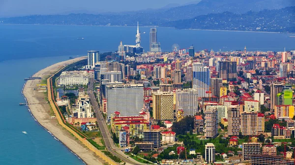 Batumi, Georgien - 09 juni 2015: Flygfoto över kuststaden vid Svarta havets kust, Batumi, Georgien. — Stockfoto