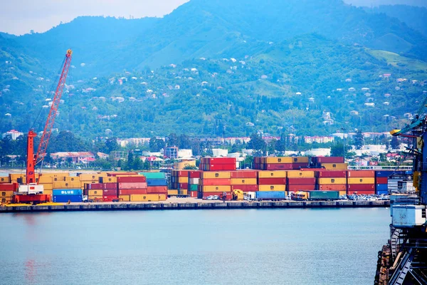 Batumi, Georgien - 09 juni 2015: Batumi International Container Terminal. Lasthamn i Batumi, Georgien. Lasthamn med blå himmel och blå himmel, fartyg, tågkranar, containrar — Stockfoto