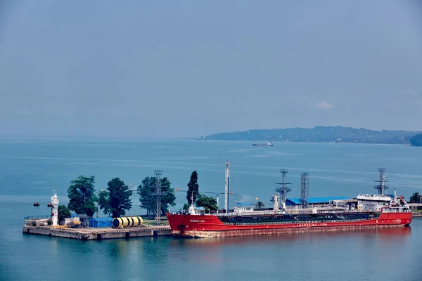 Batumi, Gürcistan - Haziran 09, 2015: Batumi Uluslararası Konteyner Terminali. Georgia, Batumi 'deki kargo limanı. Mavi deniz ve mavi gökyüzü ile kargo limanı, gemiler, trenler vincler, konteynırlar — Stok fotoğraf