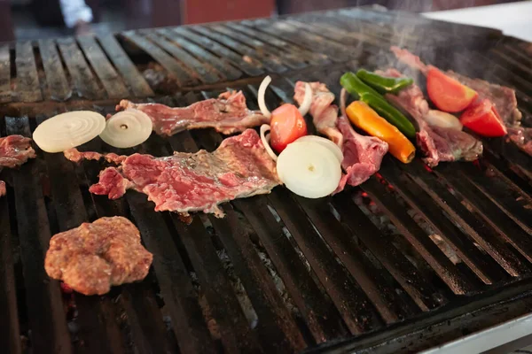 Carne fresca e legumes que se preparam na grelha . — Fotografia de Stock