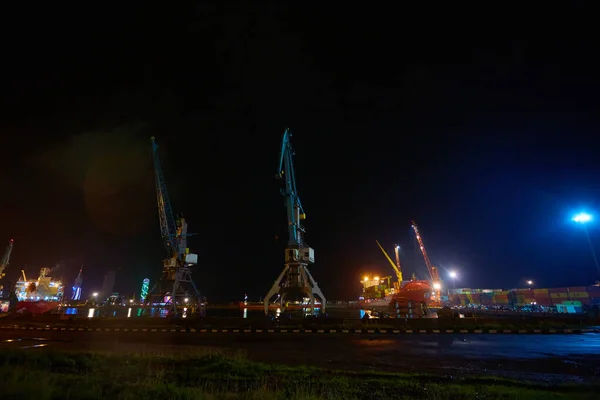 巴统，格鲁吉亚- 2015年6月9日：巴统国际集装箱码头。格鲁吉亚巴统的货运港口。蓝海蓝天货运港、船舶、火车起重机、集装箱 — 图库照片