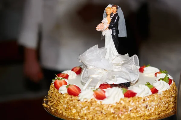 Figurines of the bride and groom on a wedding cake — Stock Photo, Image