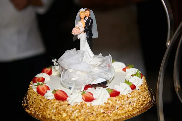 Figurine degli sposi su una torta nuziale — Foto Stock