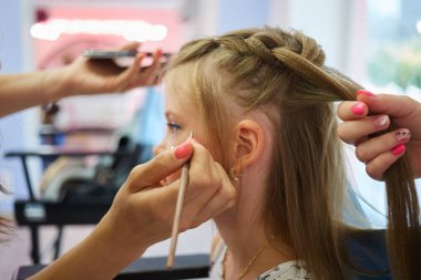 Çocuklar barışır. Parlak makyaj. Yanaklarında ışıltı.