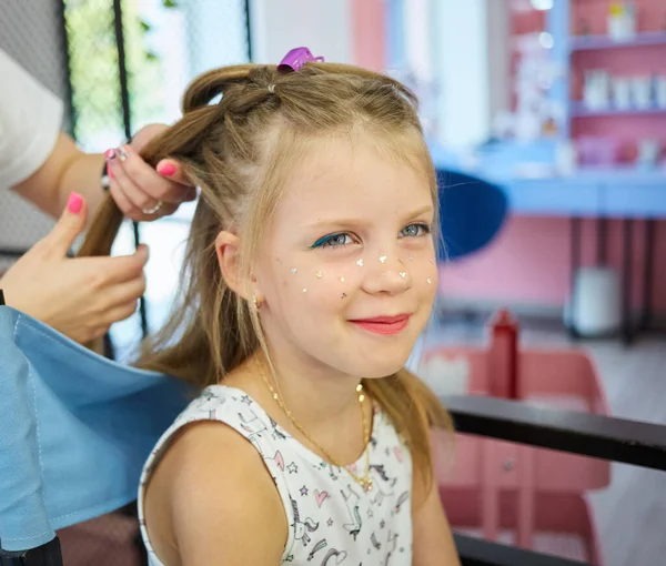 Kappersdiensten. Reating kapsel. Haarstyling proces. Kinderen kapsalon — Stockfoto