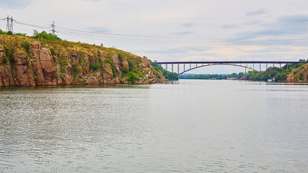 Ponte tra la città di Zaporozhye e l'isola di Khortytsya . — Foto Stock