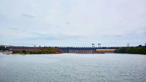Днепрож - крупнейшая гидроэлектростанция на Днепре — стоковое фото