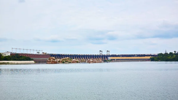 Dinyeper Nehri 'ndeki en büyük hidroelektrik santrali. — Stok fotoğraf