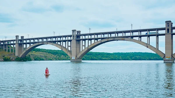 Pont entre la ville Zaporozhye et l'île de Khortytsya . — Photo