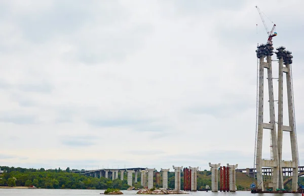 Puente de construcción entre la ciudad de Zaporozhye y la isla de Khortytsya . —  Fotos de Stock