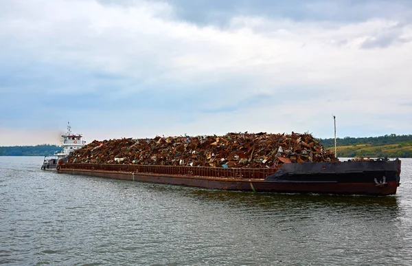 Ferraille sur une péniche sur une rivière en Allemagne — Photo