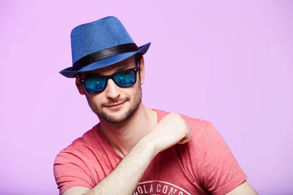 Young hipster man wearing blue hat. Studio shot over pink background. — Stock Photo, Image