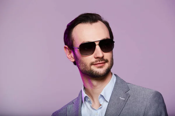 Estudio retrato de joven elegante guapo en chaqueta gris — Foto de Stock