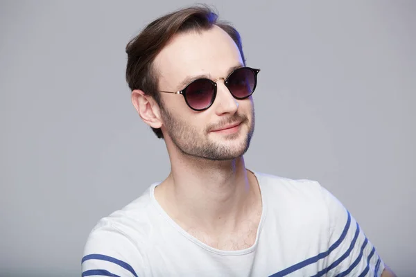 Estudio de tiro de hombre guapo con gafas de sol — Foto de Stock