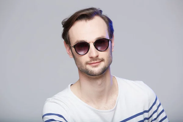 Estudio de tiro de hombre guapo con gafas de sol — Foto de Stock