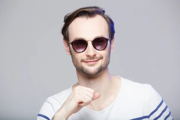 Studio shot of handsome man wearing sunglasses — Stock Photo, Image