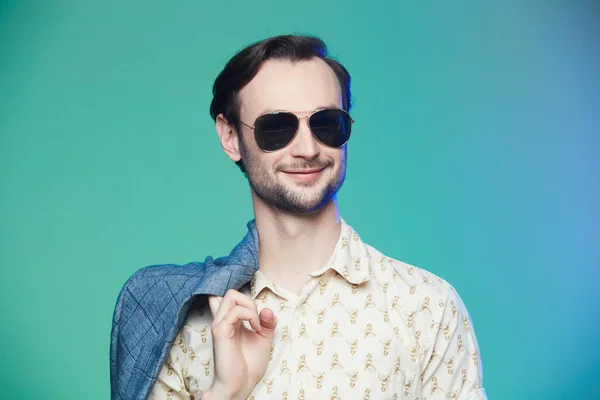 Estudio de tiro de hombre guapo con gafas de sol sobre fondo verde . —  Fotos de Stock