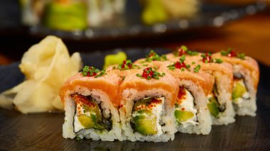 Japon deniz ürünleri suşi seti, yakın plan. Sığ dof.