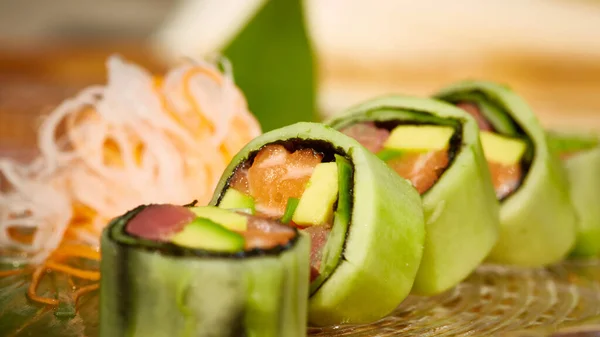 Spring rolls dengan tuna dan salmon. dof dangkal. — Stok Foto