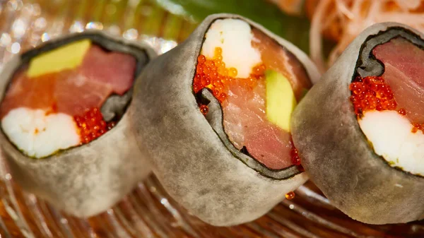 Voorjaarsbroodjes met tonijn en zalm. Ondiepe dof. — Stockfoto