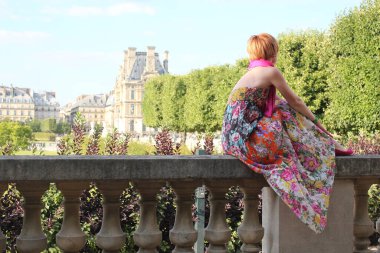 Tuileries Garden 'da poz veren güzel genç bir Parisli kadın.