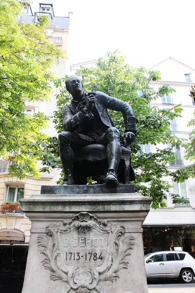Париж, Франция - 26 августа 2019 года: Статуя Дениса Дидро художника Жана Готерена установлена на бульваре Сен-Жермен в 1886 году — стоковое фото