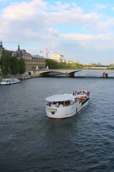 Paris, Fransa - 26 Ağustos 2019: Turistler Louvre yakınlarındaki Seine Nehri 'nde tekne gezisinin tadını çıkarıyorlar — Stok fotoğraf