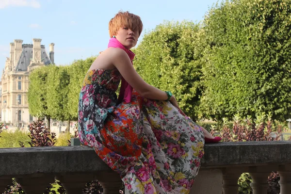 美しい若いですパリの女性ポージングでチュイルリーガーデン — ストック写真