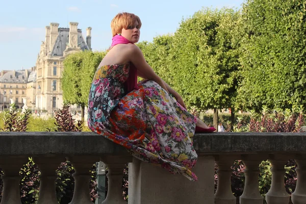 Bella giovane donna parigina in posa in Tuileries Garden — Foto Stock