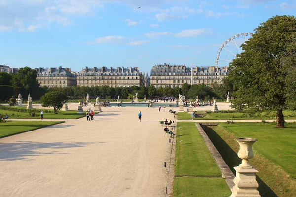 Paris, França - 26 de agosto de 2019: Jardin des Tuileries or The Tuileries Garden, Paris, França — Fotografia de Stock