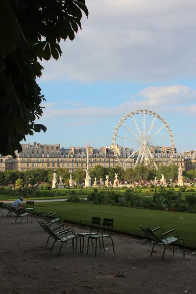 Paris, Frankrike - 26 augusti 2019: Jardin des Tuileries eller Tuileriernas trädgård, Paris, Frankrike — Stockfoto