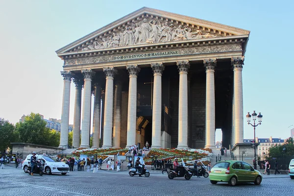 París, Francia - 26 de agosto de 2019: Iglesia La Madeleine, construida entre 1763 y 1842, uno de los monumentos más famosos de París. El estilo de la iglesia es neoclásico . — Foto de Stock