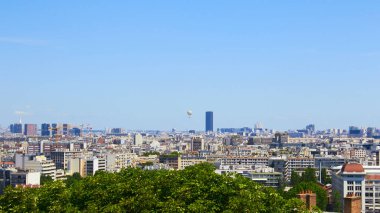 Paris, Fransa - 26 Ağustos 2019: Paris yukarıdan başkentin çatılarını, Eyfel Kulesini, Paris ağaçlandırılmış caddelerini, haussmannian binalarını ve Montparnasse kulesini gösteriyor. 16.