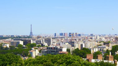 Paris, Fransa - 26 Ağustos 2019: Paris yukarıdan başkentin çatılarını, Eyfel Kulesini, Paris ağaçlandırılmış caddelerini, haussmannian binalarını ve Montparnasse kulesini gösteriyor. 16.