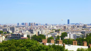 Paris, Fransa - 26 Ağustos 2019: Paris yukarıdan başkentin çatılarını, Eyfel Kulesini, Paris ağaçlandırılmış caddelerini, haussmannian binalarını ve Montparnasse kulesini gösteriyor. 16.