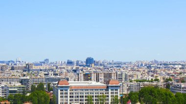 Paris, Fransa - 26 Ağustos 2019: Paris yukarıdan başkentin çatılarını, Eyfel Kulesini, Paris ağaçlandırılmış caddelerini, haussmannian binalarını ve Montparnasse kulesini gösteriyor. 16.
