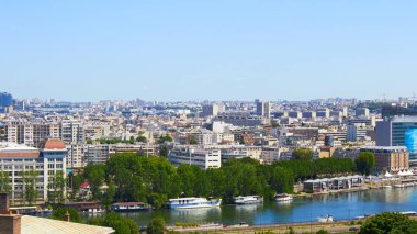 Paris, Fransa - 26 Ağustos 2019: Paris yukarıdan başkentin çatılarını, Eyfel Kulesini, Paris ağaçlandırılmış caddelerini, haussmannian binalarını ve Montparnasse kulesini gösteriyor. 16.