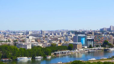 Paris, Fransa - 26 Ağustos 2019: Paris yukarıdan başkentin çatılarını, Eyfel Kulesini, Paris ağaçlandırılmış caddelerini, haussmannian binalarını ve Montparnasse kulesini gösteriyor. 16.