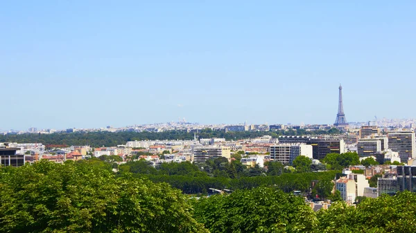 法国巴黎- 2019年8月26日：巴黎从上方展示了首都的屋顶、埃菲尔铁塔、巴黎林荫道及其豪斯曼式建筑和蒙帕纳斯塔。第十六期 — 图库照片