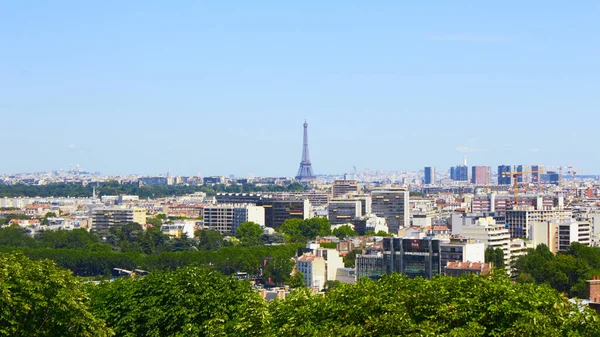 Paris, Frankrike - 26 augusti 2019: Paris från ovan visar upp huvudstadens hustak, Eiffeltornet, Paris trädkantade alléer med sina haussmanniska byggnader och Montparnasse torn. 16:e — Stockfoto